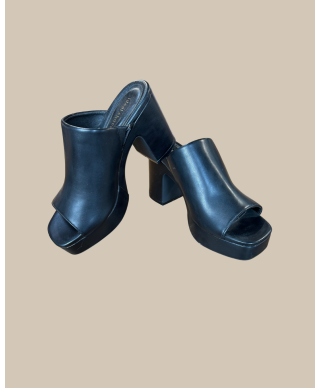 MULES À TALONS NOIRES