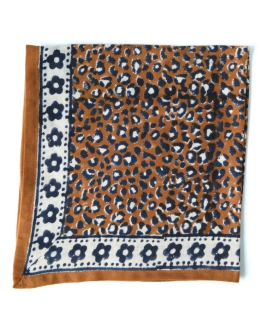 FOULARD LÉO BROWN - LOVE EXPLORER